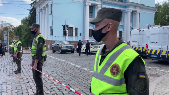 В Киеве мужчина захватил заложников в бизнес-центре (видео)
